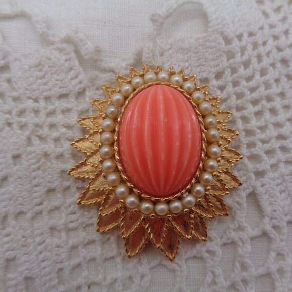 Vintage EMMONS Dawning Glory Coral Cabochon Gold Tone SUNBURST BROOCH - Picture 1 of 6
